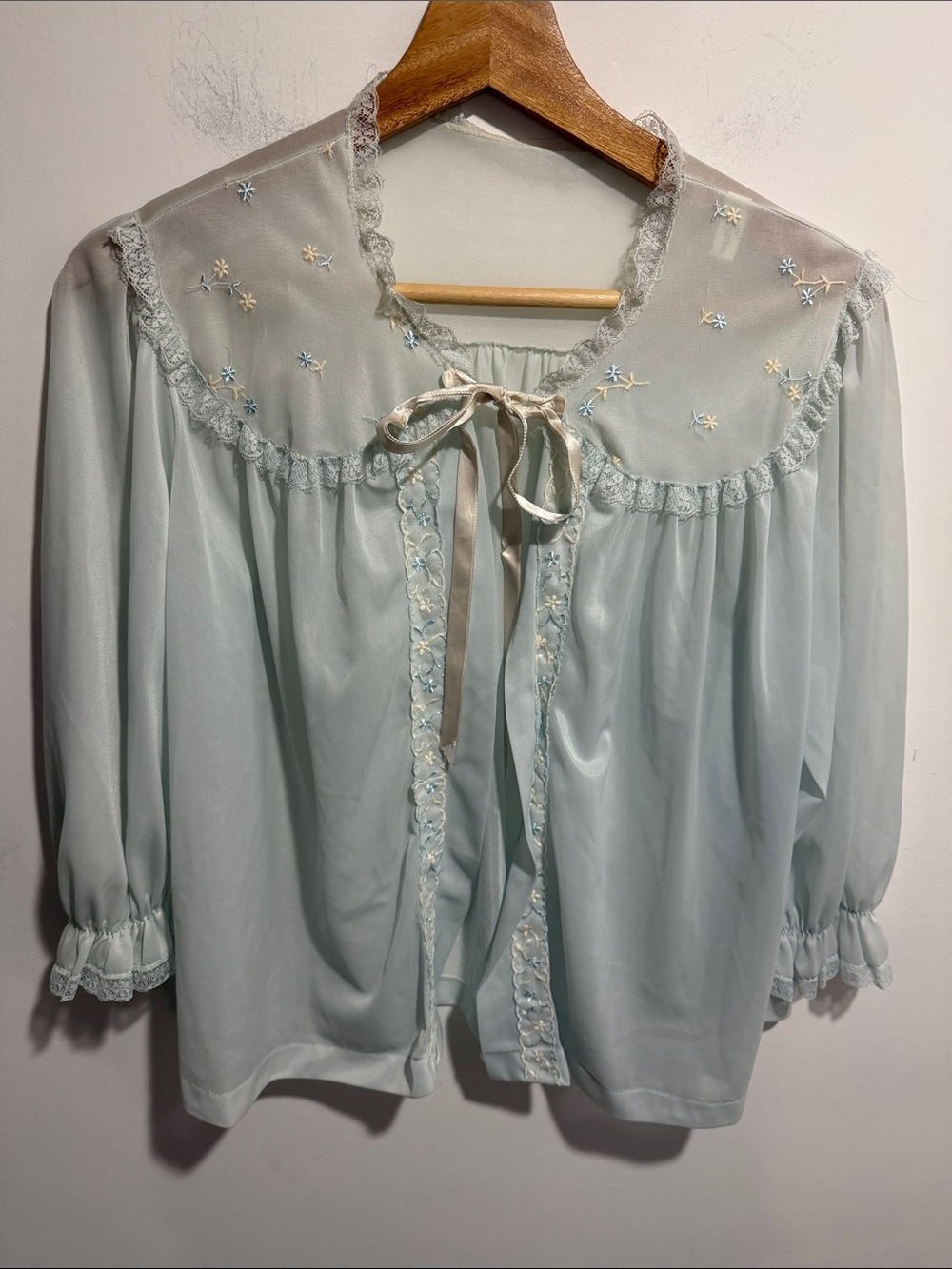 Vintage 50s Blue Swan Light Blue Lace-Trimmed Embroidered Bed Jacket Size Medium